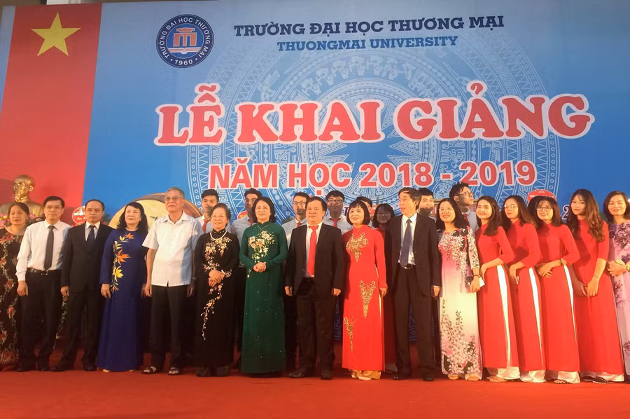Phó Chủ tịch nước Đặng Thị Ngọc Thịnh cùng các vị khách chụp ảnh lưu niệm với cán bộ, giảng viên, sinh viên Trường ĐH Thương mại