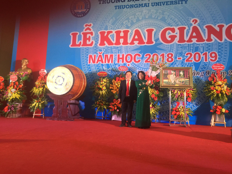 GS.TS Đinh Văn Sơn tặng hoa cảm ơn Phó Chủ tịch nước Đặng Thị Ngọc Thịnh GS.TS Đinh Văn Sơn tặng hoa cảm ơn Phó Chủ tịch nước Đặng Thị Ngọc Thịnh