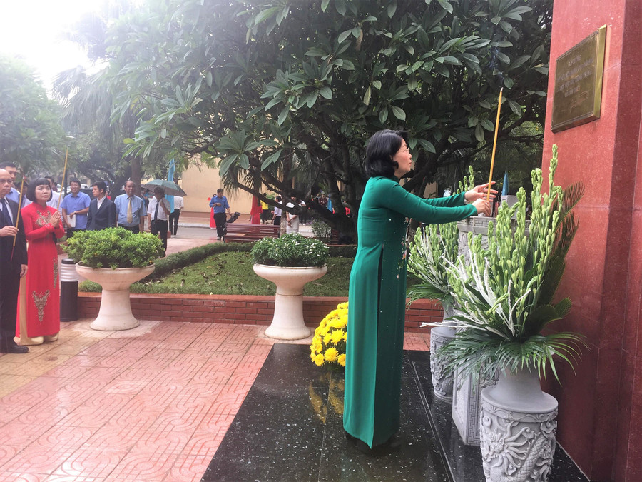 Phó Chủ tịch nước Đặng Thị Ngọc Thịnh dâng hương tại tượng đài Bác Hồ Phó Chủ tịch nước Đặng Thị Ngọc Thịnh dâng hương tại tượng đài Bác Hồ