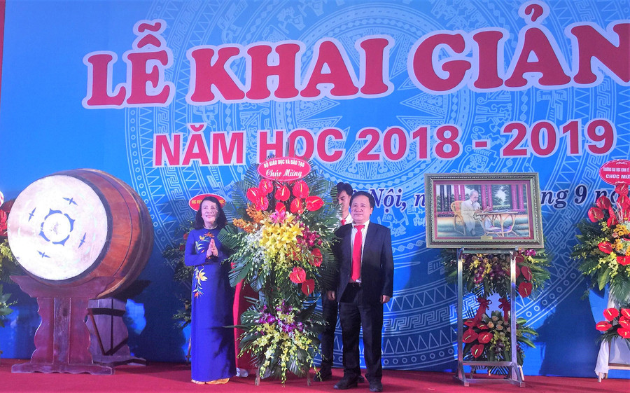 TS Nguyễn Thị Nghĩa - Thứ trưởng Bộ GD&ĐT - tặng hoa chúc mừng Trường ĐH Thương mại nhân dịp khai giảng năm học mới TS Nguyễn Thị Nghĩa - Thứ trưởng Bộ GD&ĐT - tặng hoa chúc mừng Trường ĐH Thương mại nhân dịp khai giảng năm học mới