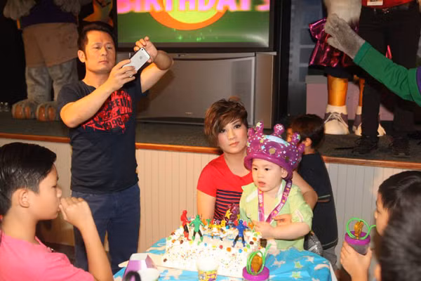 Bằng Kiều đoàn tụ với Trizzie Phương Trinh và 3 con trai tại tiệc sinh nhật 3 tuổi của cậu út Kenzi. Bằng Kiều đoàn tụ với Trizzie Phương Trinh và 3 con trai tại tiệc sinh nhật 3 tuổi của cậu út Kenzi.