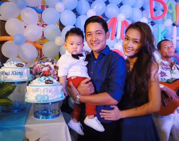 Chiếc bánh đơn giản, trang nhã trong lễ thôi nôi của con trai hotgirl Diệp Bảo Ngọc tổ chức ở TPHCM. diep-bao-ngoc-7108-1427275651.jpg