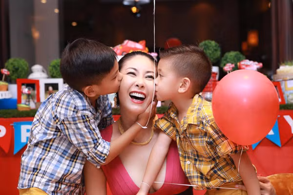 Hoa hậu Việt Nam 1992 hạnh phúc khi được hai "hoàng tử nhỏ" hôn má. Người đẹp tâm sự trên trang cá nhân: "Mừng sinh nhật Vương Khôi bé bỏng của ba mẹ và anh Kamen. Con đã nhận được rất nhiều tình yêu thương của mọi người. Mong con luôn thật nhiều sức khỏe và lúc nào cũng vui vẻ hồn nhiên như bây giờ. Yêu con!". Hoa hậu Việt Nam 1992 hạnh phúc khi được hai