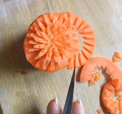 Tỉa hoa từ cà rốt trang trí đĩa ăn - 7