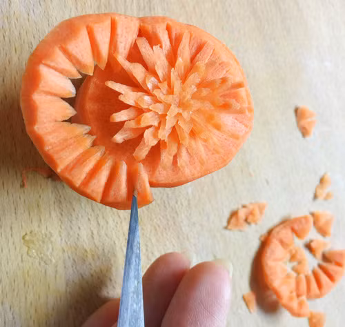 Tỉa hoa từ cà rốt trang trí đĩa ăn - 6