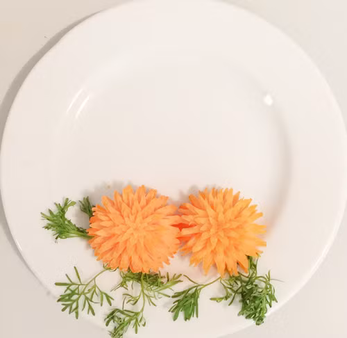 Tỉa hoa từ cà rốt trang trí đĩa ăn - 10