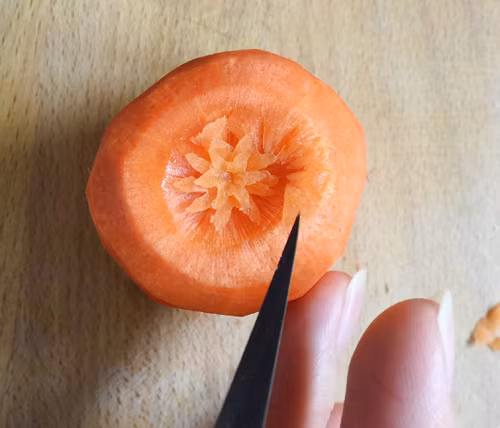 Tỉa hoa từ cà rốt trang trí đĩa ăn - 5