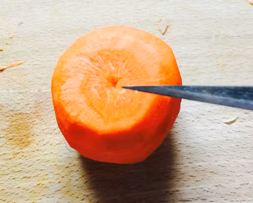 Tỉa hoa từ cà rốt trang trí đĩa ăn - 2