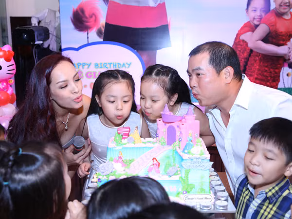 Để chúc mừng sinh nhật con gái đầu lòng, vợ chồng cựu người mẫu Thúy Hạnh - Minh Khang đã tổ chức tiệc sinh nhật cho cô bé và bạn bè tại một khách sạn sang trọng ở TP HCM. Vợ chồng cựu người mẫu Thúy Hạnh đã chuẩn bị bữa tiệc cho công chúa đầu lòng khi cô bé bước sang tuổi mới.