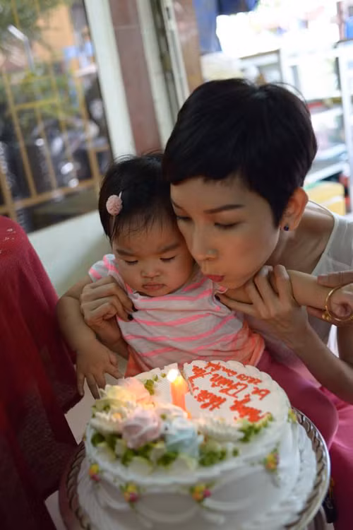 Cả hai mẹ con Xuân Lan cùng thổi nến mừng thôi nôi của bé Thỏ (tên thật Thiên Ân) vào ngày tại nhà riêng ở TP HCM. Cả hai mẹ con Xuân Lan cùng thổi nến mừng thôi nôi của bé Thỏ (tên thật Thiên Ân) vào ngày 20/10/2014 tại nhà riêng ở TP HCM.