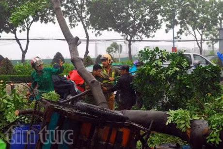 TP.HCM: Mua lon, cay do de nhieu nguoi di duong - Anh 2
