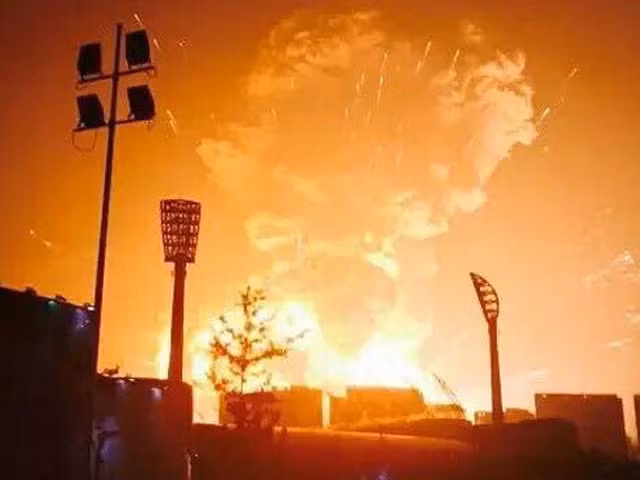 Biển lửa ngút trời tại khu công nghiệp Thiên Tân sau vụ nổ đêm 12/8