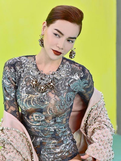 Thiết kế có chất liệu ren, được đính kết pha lê và ngọc trai. 16-8097-1439610990.jpg