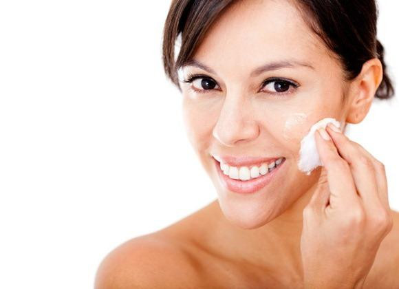 Da nám, sạm đen do nhiều thói quen xấu buổi tối ảnh 1 thói quen xấu buổi tối gây nám da