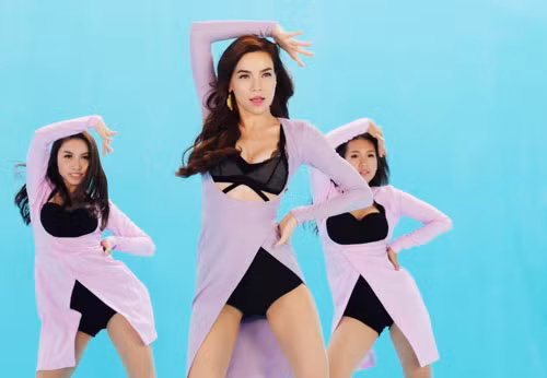 Hà Hồ diện trang phục tôn vòng một và chân dài trong MV