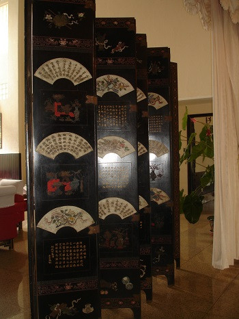 Tấm bình phong có từ thời Tự Đức.
