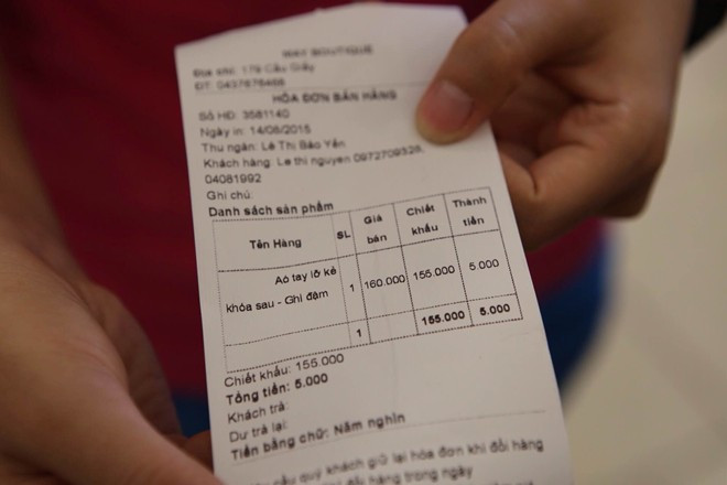 Theo chủ chuỗi cửa hàng thời trang trên, 2/3 khách hàng định giá sản phẩm dưới 10.000 đồng. Ảnh: Ngọc Lan. Khuyến mại lạ ở Hà Nội: Khách tự định giá khi mua quần áo