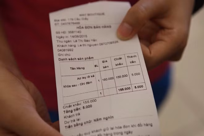 Khuyến mại lạ ở Hà Nội: Khách tự định giá khi mua quần áo