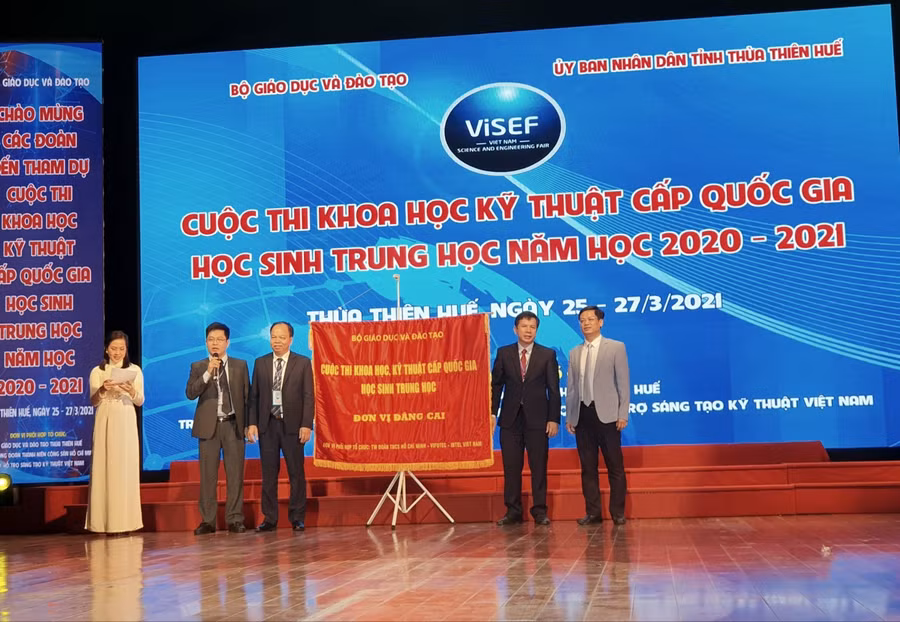 Lãnh đạo Sở GD-ĐT tỉnh Quảng Ninh nhận cờ đăng cai Cuộc thi Khoa học kỹ thuật cấp quốc gia học sinh trung học năm học 2021 – 2022.