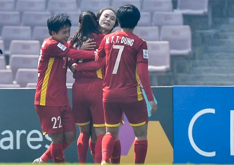 Mỹ Anh (số 22) ăn mừng đồng đội ở trận thắng Thái Lan tại ASIAN Cup nữ 2022.