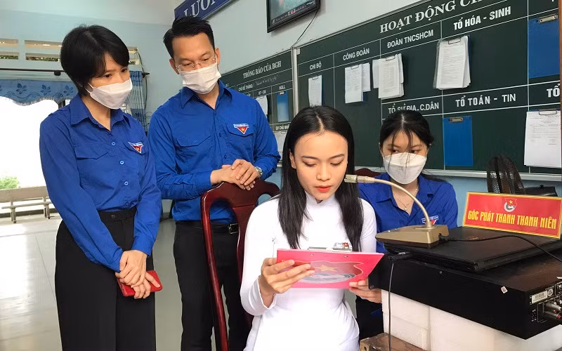 Chương trình phát thanh thanh niên trong giờ ra chơi. Ảnh: TG