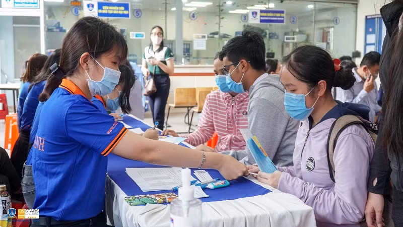 Thí sinh đăng ký nộp hồ sơ bằng học bạ tại Trường ĐH Nguyễn Tất Thành. Ảnh: TG