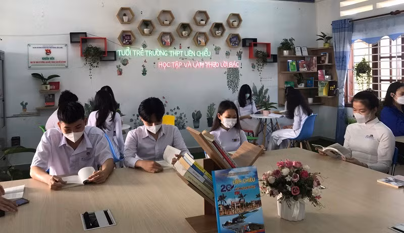 Học sinh Trường THPT Liên Chiểu đang đọc những cuốn sách viết về Bác Hồ. Ảnh: TG