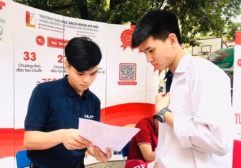 Học sinh Trường THPT Trần Phú - Hoàn Kiếm (Hà Nội) tìm hiểu về ngành học, trường học trước mùa tuyển sinh năm 2020.