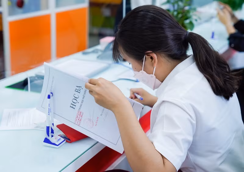 Thí sinh nộp hồ sơ xét tuyển bằng học bạ tại HUTECH. Ảnh: TG