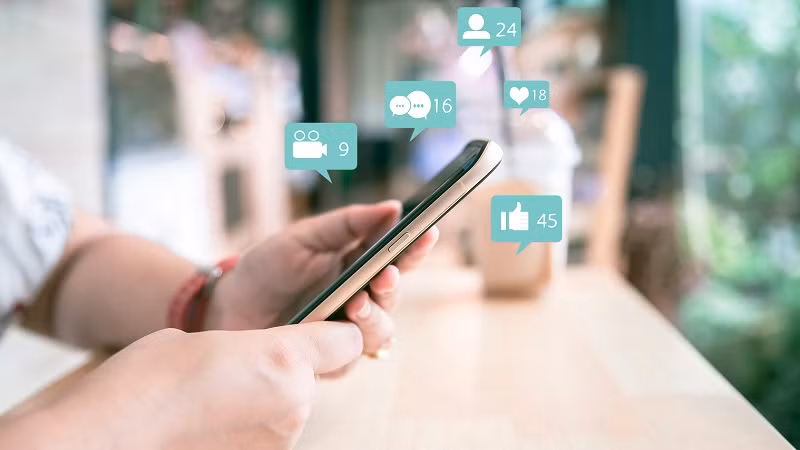 Việc theo dõi điện thoại của con là điều không nên. Ảnh minh họa.