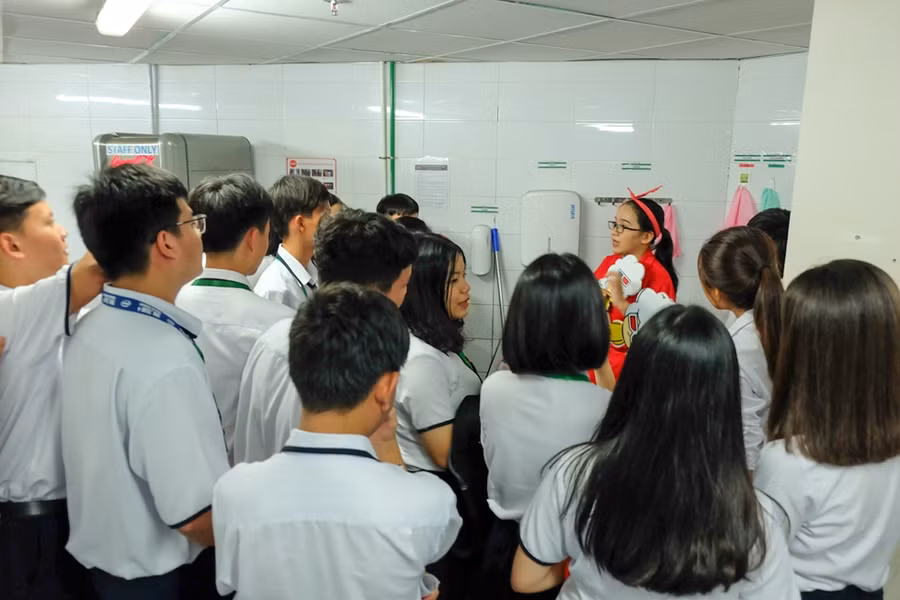 Các em học sinh có nhiều trải nghiệm thông qua chương trình. Các em học sinh có nhiều trải nghiệm thông qua chương trình.