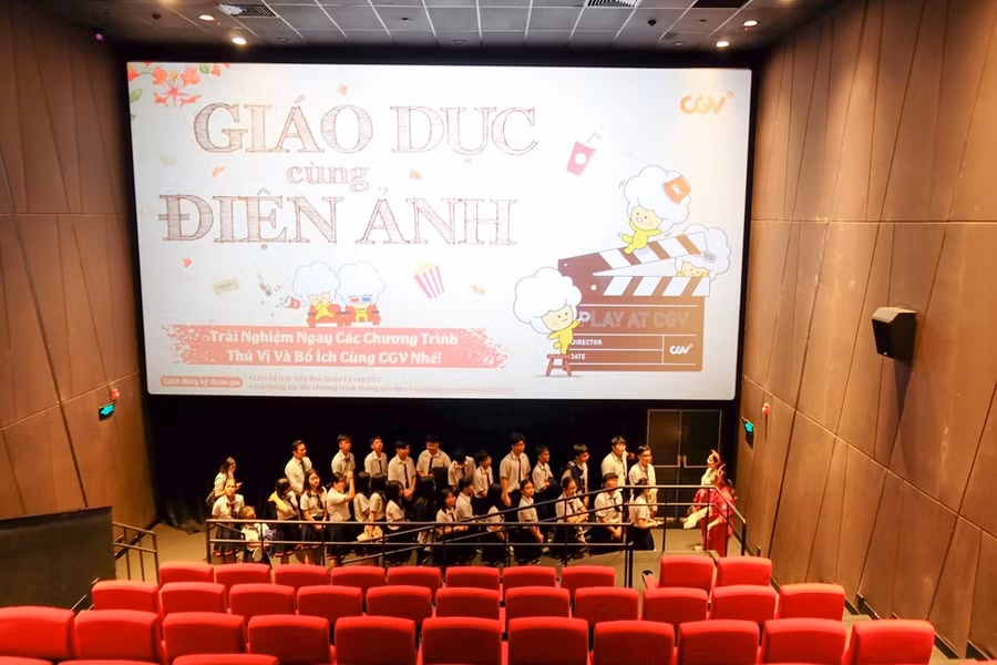 Các em HS vào không gian rạp chiếu phim để học các chủ đề về giáo dục giới tính, về cách bảo vệ bản thân trên mạng xã hội… Các em HS vào không gian rạp chiếu phim để học các chủ đề về giáo dục giới tính, về cách bảo vệ bản thân trên mạng xã hội…