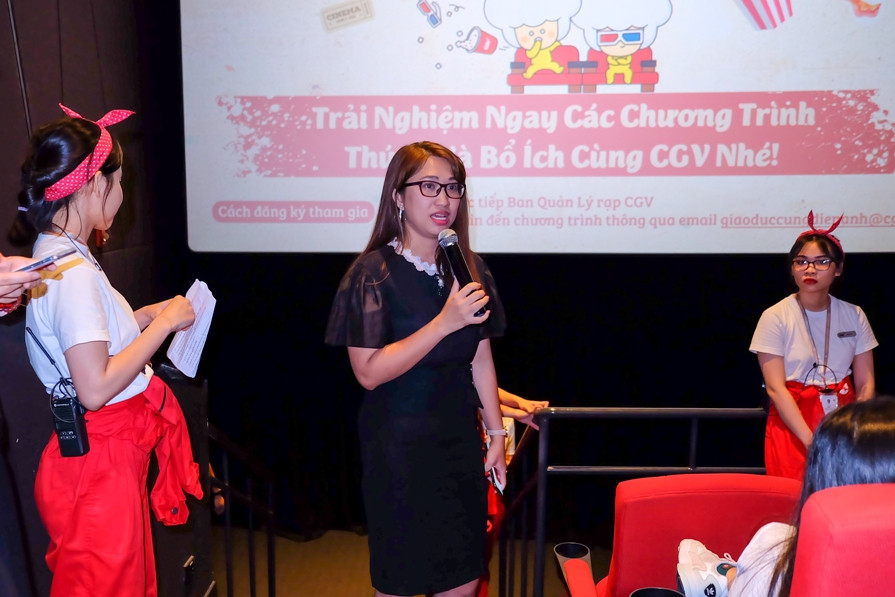 Cô Nguyễn Thị Uyên Thúy - Hiệu trưởng Trường THPT FPT Cần Thơ chia sẻ với học trò. Cô Nguyễn Thị Uyên Thúy - Hiệu trưởng Trường THPT FPT Cần Thơ chia sẻ với học trò.