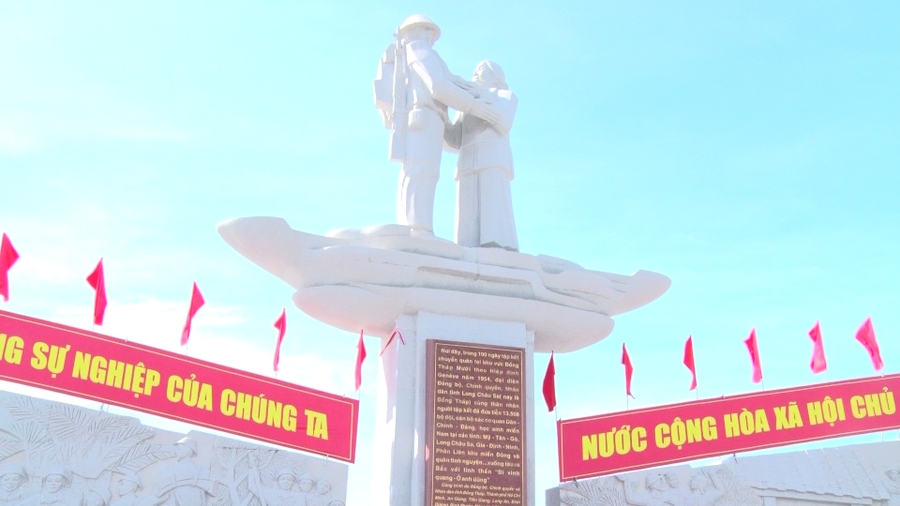 Tượng đài tập kết năm 1954 tại Cao Lãnh.