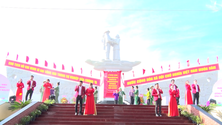 Tiết mục văn nghệ tái hiện ngày tập kết chuyển quân tại Cao Lãnh.