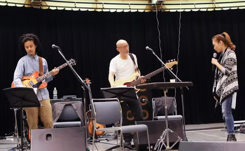 Trong buổi tập, cô đã khiến ban nhạc bất ngờ khi hát ba ca khúc tiếng Nhật với phát âm tốt. Trong lần tập luyện vừa qua cô đã khiến ekip Nhật vô cùng bất ngờ khi hát 3 ca khúc tiếng Nhật với phát âm tốt như người bản xứ. Một nhạc công keyboard đã phải cảm thán rằng tưởng như cô đang nghe một giọng ca Nhật Bản biểu diễn.