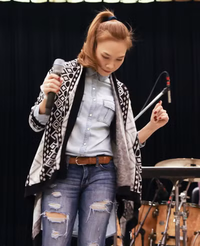 Vì khoảng cách địa lý nên dù đã lên kế hoạch cho buổi diễn từ rất sớm, Mỹ Tâm và nghệ sĩ Oshio vẫn không có nhiều thời gian để luyện tập. Ngày 4/4, hai đại diện của Việt Nam và Nhật Bản mới có một ngày tập trọn vẹn cùng nhau. 4-6939-1428196864.jpg