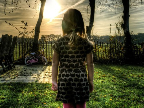 Những điều cha mẹ tuyệt đối không được làm trước mặt trẻ - Ảnh 2