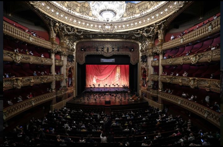 Nhà hát opera nổi tiếng Palais Garnier với 1.979 chỗ ngồi.