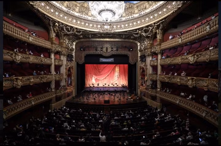 Nhà hát opera nổi tiếng Palais Garnier với 1.979 chỗ ngồi.
