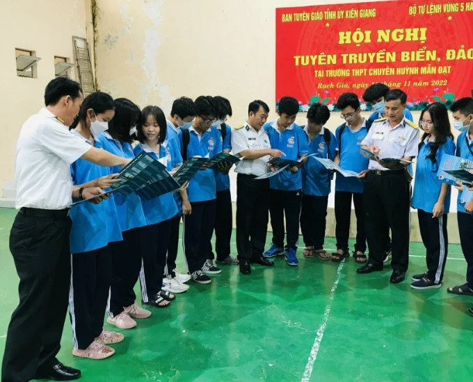 Báo cáo viên Vùng 5 Hải quân tuyên truyền thu hút nguồn nhân lực xây dựng Quân chủng Hải quân hiện đại cho các em học sinh.