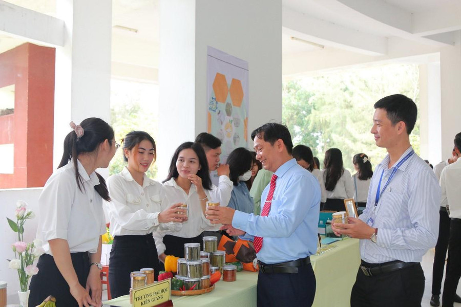 Đại biểu tham quan các gian hàng trưng bày sản phẩm tại cuộc thi Ý tưởng học sinh, sinh viên. Đại biểu tham quan các gian hàng trưng bày sản phẩm tại cuộc thi Ý tưởng học sinh, sinh viên.