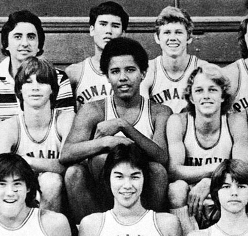 Môn thể thao ưa thích của Barack Obama là bóng rổ. Khi còn là học sinh, ông chơi cho đội tuyển của trường trung học Punahou ở Honolulu, bang Hawaii. Ảnh: Daily.