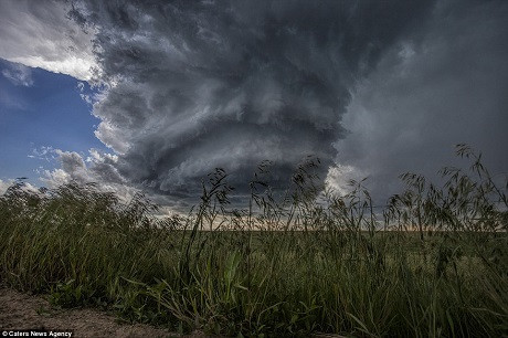 Tư duy của những nhiếp ảnh gia chuyên đi săn bão như James Smart đòi hỏi phải luôn đủ tỉnh táo để không mạo hiểm tính mạng của chính mình. Việc đứng giữa những cánh đồng như thế này để chụp ảnh bão rất có thể dẫn đến những tình huống đáng tiếc.