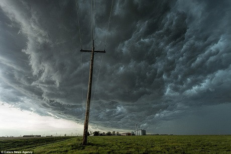 Chính tính ngẫu hứng, khó dự liệu của đề tài nhiếp ảnh này đã khiến James Smart bị thu hút. Mỗi lần chuẩn bị cho một chuyến săn bão mới, anh lại có những cảm hứng hồi hộp, phấn khích.