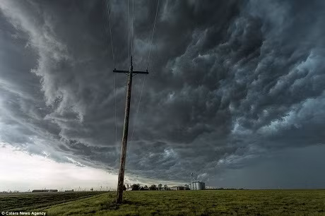Chính tính ngẫu hứng, khó dự liệu của đề tài nhiếp ảnh này đã khiến James Smart bị thu hút. Mỗi lần chuẩn bị cho một chuyến săn bão mới, anh lại có những cảm hứng hồi hộp, phấn khích.