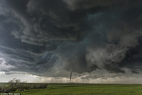 Năm ngoái, James Smart từng nhận được phần thưởng trị giá 10.000 đô la sau khi giành giải thưởng lớn Grand Prize của cuộc thi nhiếp ảnh quốc tế National Geographic Photo Contest 2015. Bức ảnh chụp lại một cơn lốc xoáy xảy ra ở bang Colorado, Mỹ.