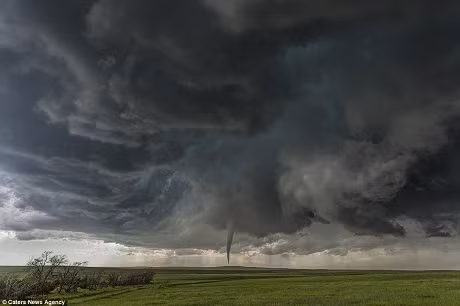 Năm ngoái, James Smart từng nhận được phần thưởng trị giá 10.000 đô la sau khi giành giải thưởng lớn Grand Prize của cuộc thi nhiếp ảnh quốc tế National Geographic Photo Contest 2015. Bức ảnh chụp lại một cơn lốc xoáy xảy ra ở bang Colorado, Mỹ.