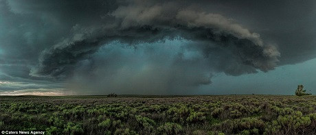 Sở thích đi săn bão đã đưa James Smart qua nhiều đất nước.