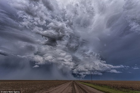 Đứng trước sự dữ dội của thiên nhiên luôn đem lại cho James Smart những xúc cảm hồi hộp, phấn khích, vì vậy, anh không thể cưỡng lại sức hấp dẫn của đề tài nhiếp ảnh nguy hiểm này.